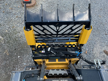 Powerful cylinders: Each jaw is powered by a hydraulic cylinder that can generate over 33,000 pounds of pulling force.